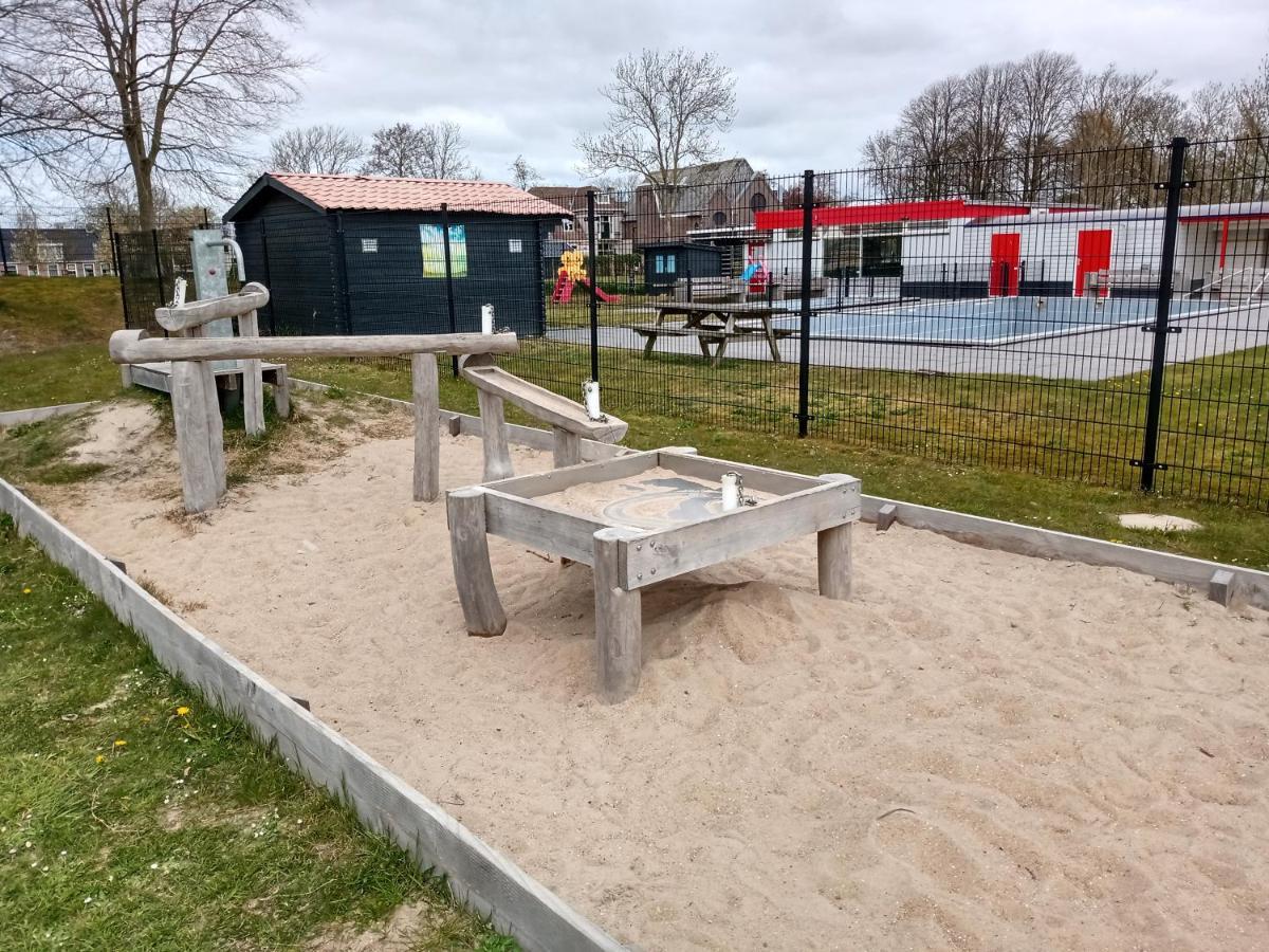Wellnesshuis Met Hottub, Ligbad En Grote Tuin Villa Tzummarum Bagian luar foto