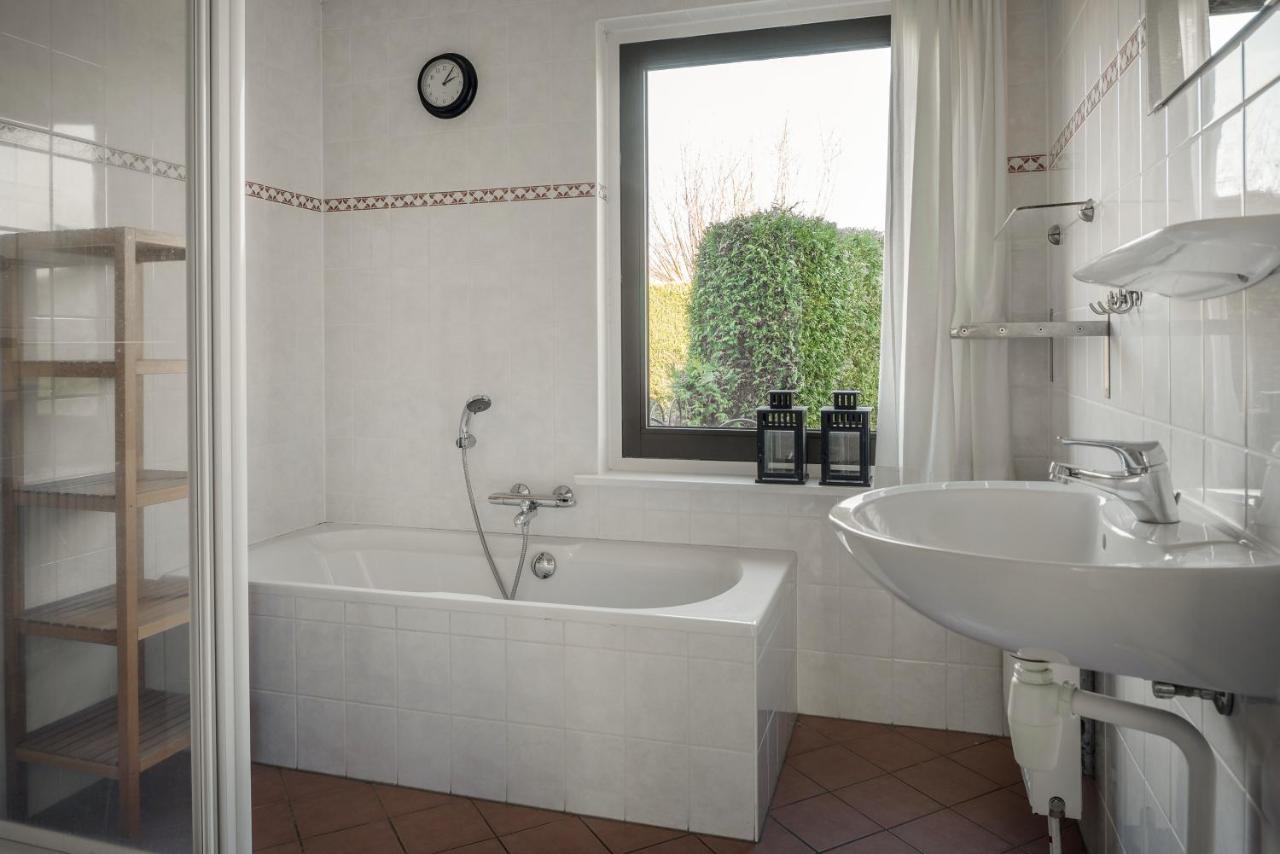 Wellnesshuis Met Hottub, Ligbad En Grote Tuin Villa Tzummarum Bagian luar foto