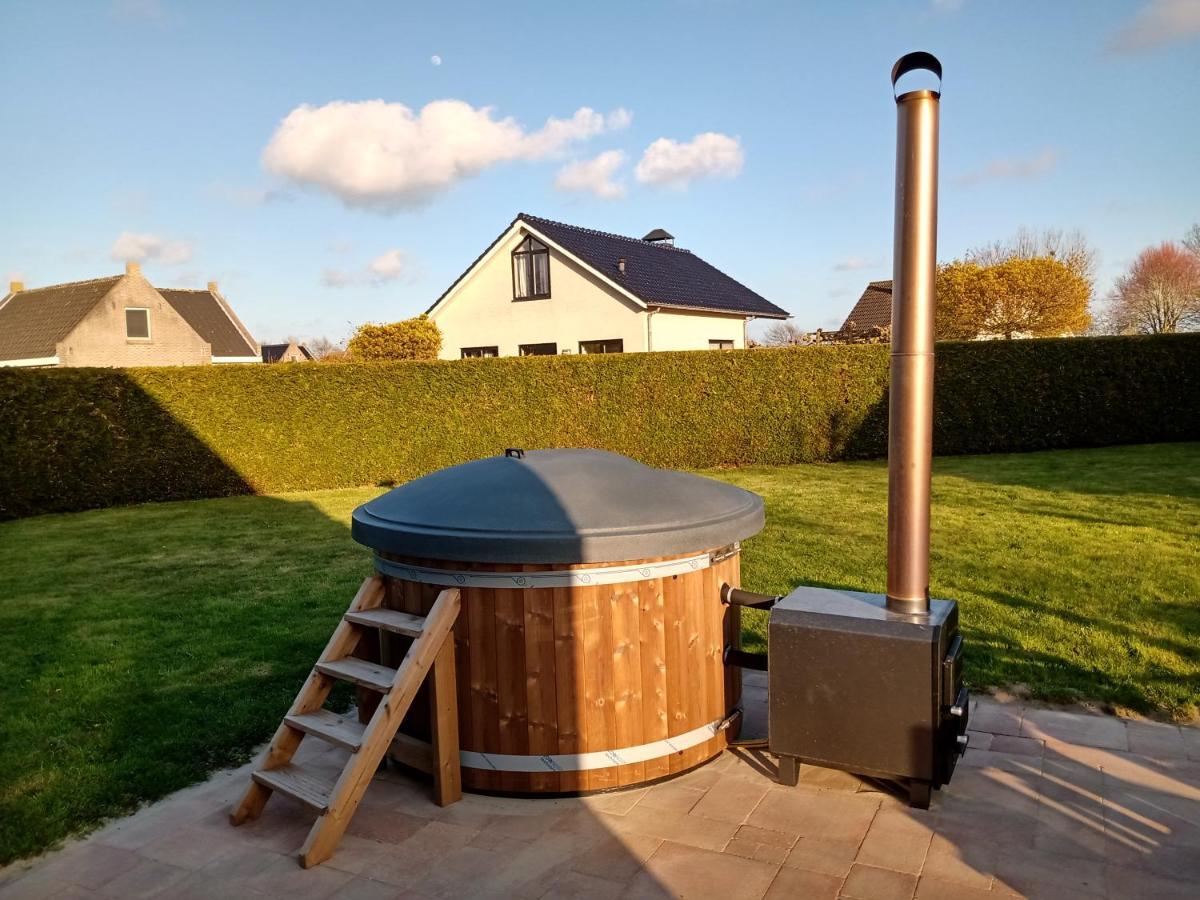 Wellnesshuis Met Hottub, Ligbad En Grote Tuin Villa Tzummarum Bagian luar foto