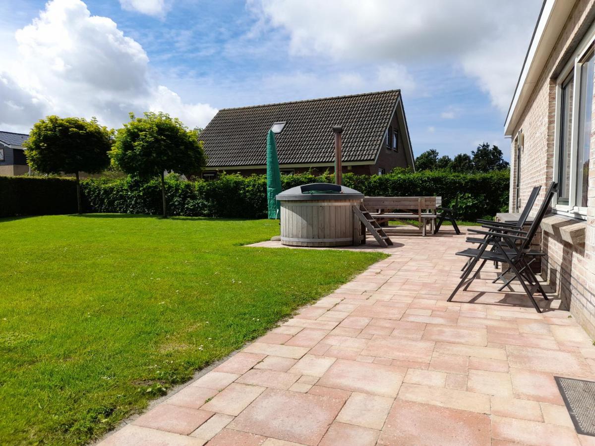 Wellnesshuis Met Hottub, Ligbad En Grote Tuin Villa Tzummarum Bagian luar foto