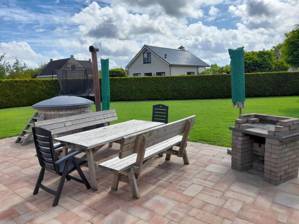 Wellnesshuis Met Hottub, Ligbad En Grote Tuin Villa Tzummarum Bagian luar foto