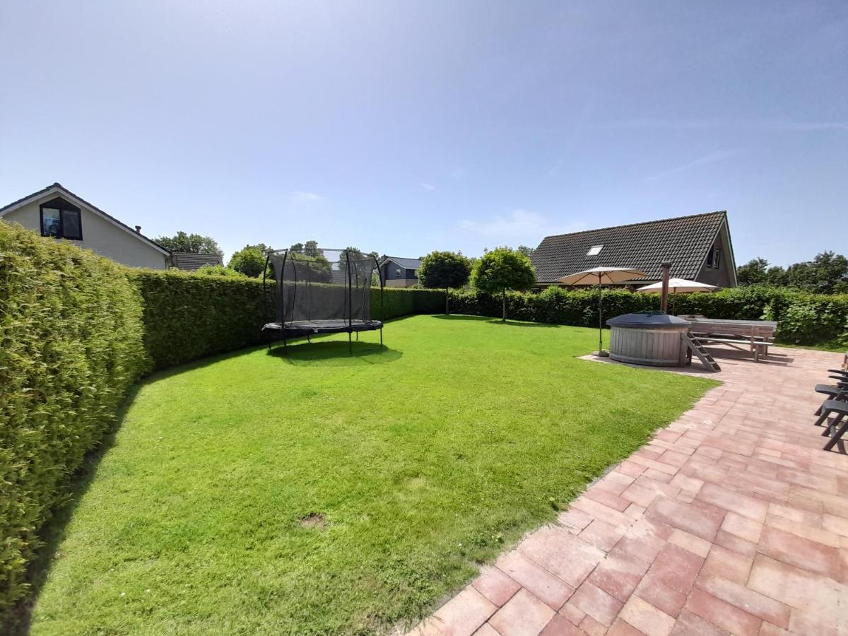 Wellnesshuis Met Hottub, Ligbad En Grote Tuin Villa Tzummarum Bagian luar foto