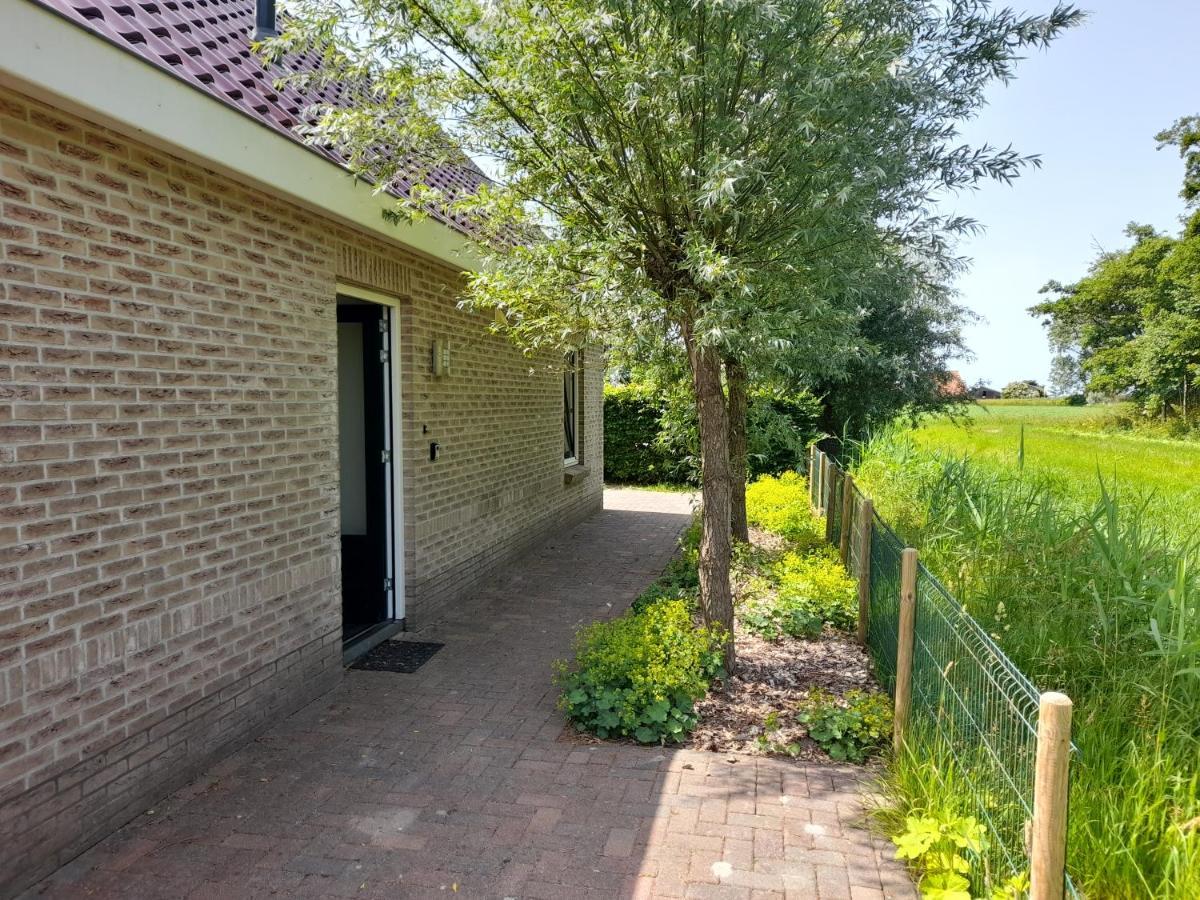 Wellnesshuis Met Hottub, Ligbad En Grote Tuin Villa Tzummarum Bagian luar foto