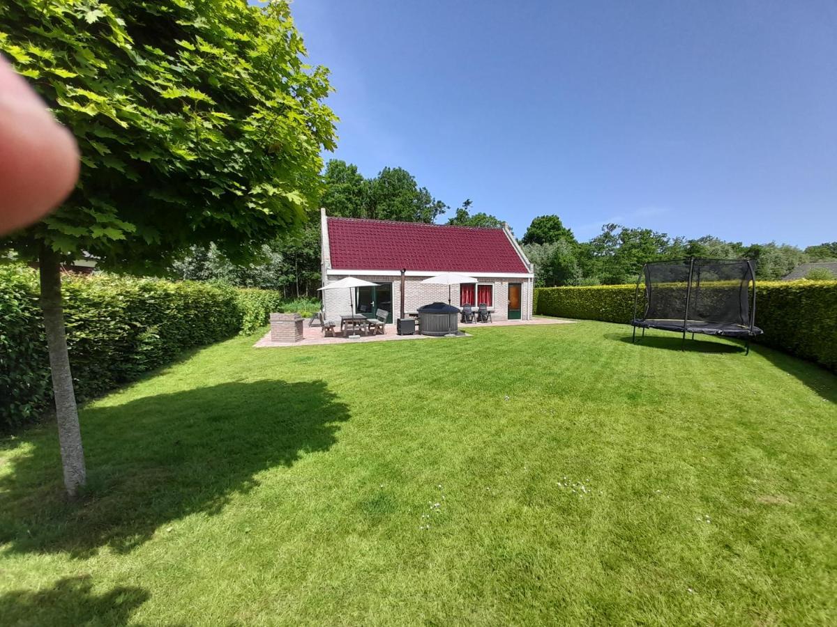 Wellnesshuis Met Hottub, Ligbad En Grote Tuin Villa Tzummarum Bagian luar foto